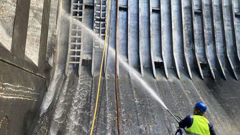 Cleaning and preparation of cargo holds and tanks